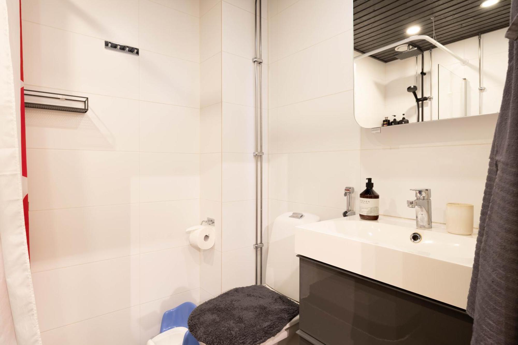 Huoneisto Great Location & Transport Connections With All Amenities 1-8 People Free Continental Breakfast Wifi Coffee &Tea *