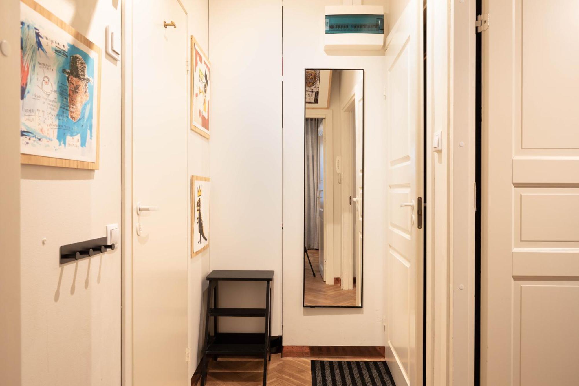 Great Location & Transport Connections With All Amenities 1-8 People Free Continental Breakfast Wifi Coffee &Tea *
