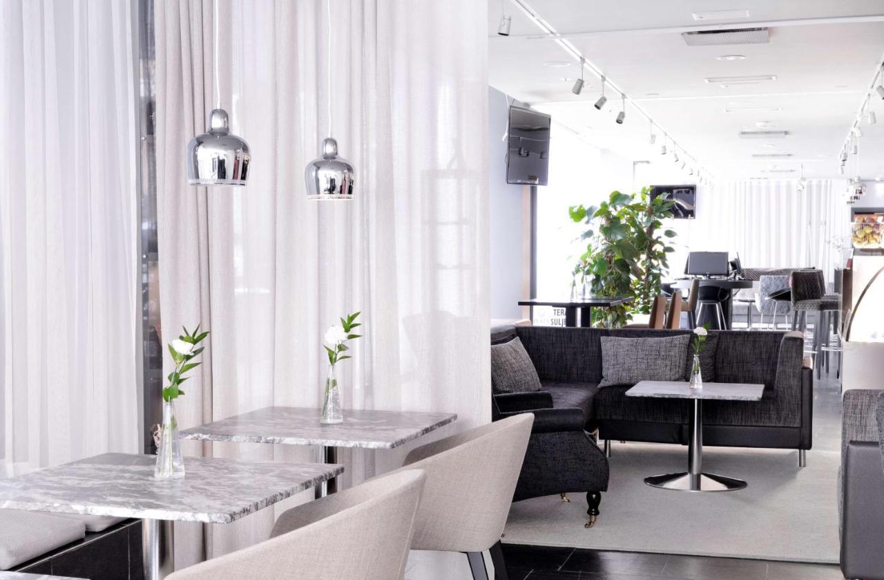 Radisson Blu Plaza Hotel,