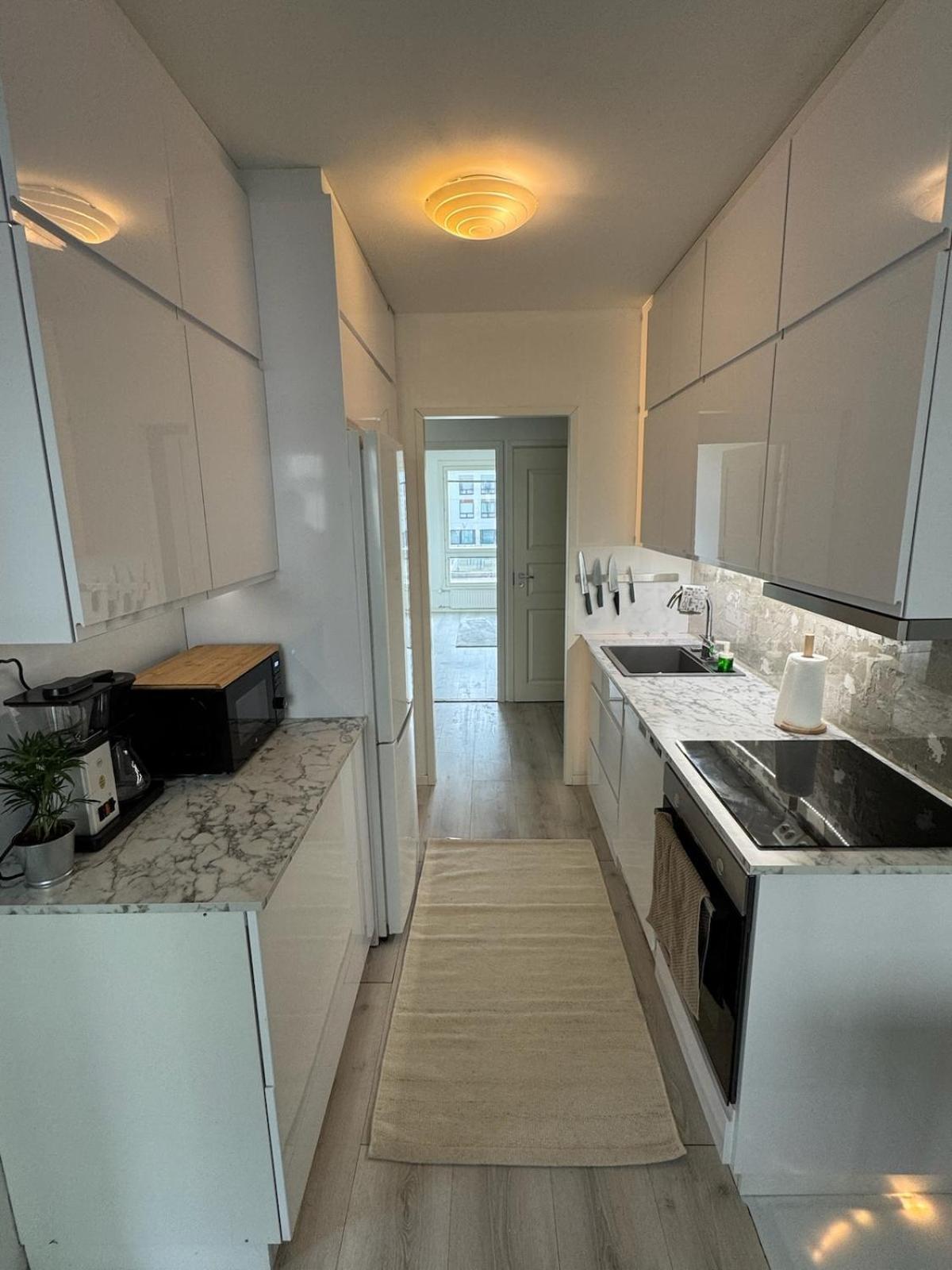 Huoneisto 2 Bedroom With A Balcony In The Center Of