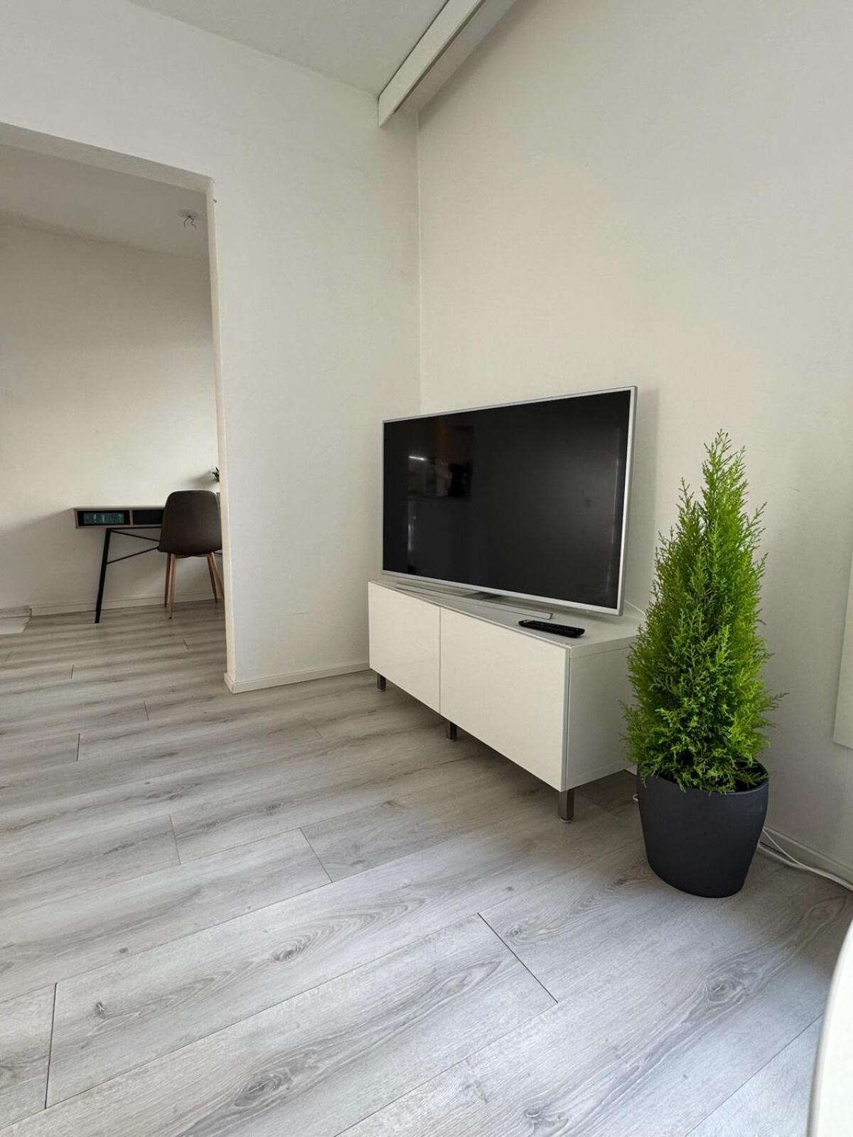 2 Bedroom With A Balcony In The Center Of