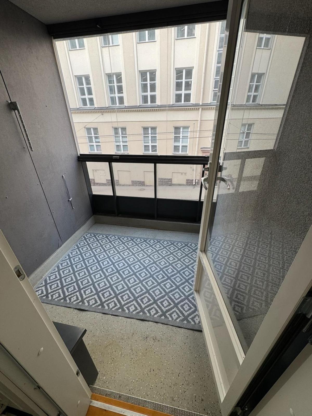 2 Bedroom With A Balcony In The Center Of